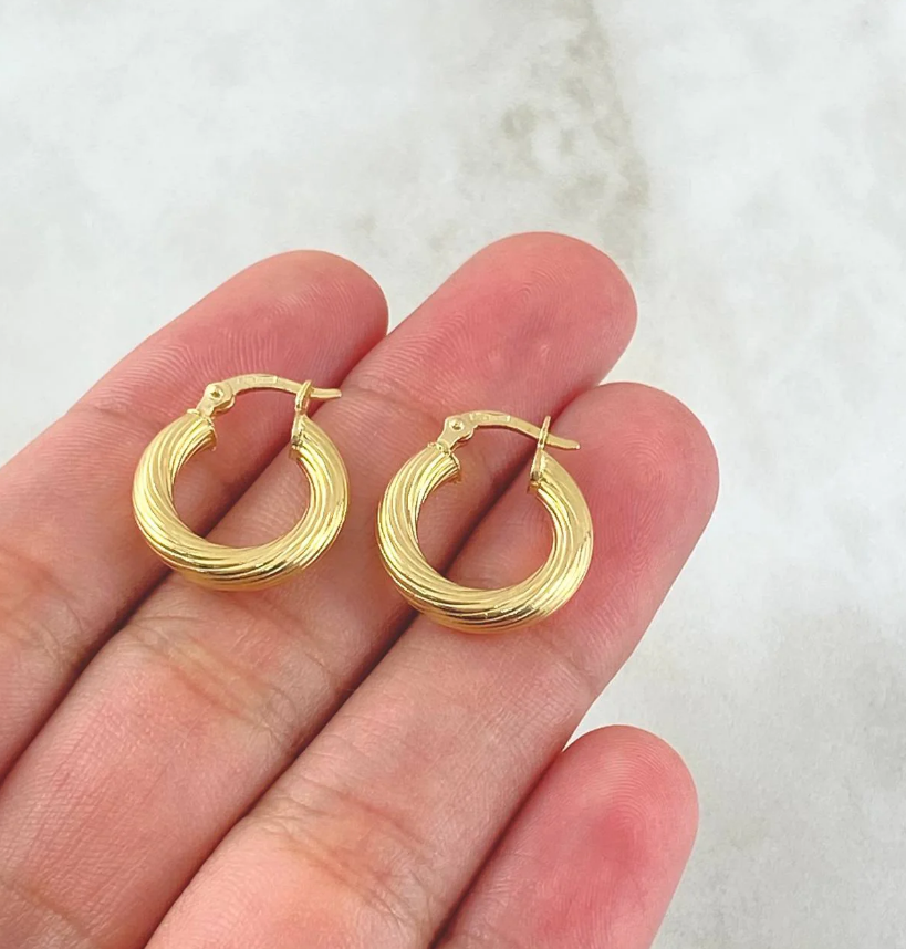 Lore Hoop Earrings – 18K Yellow Gold – 1.5g